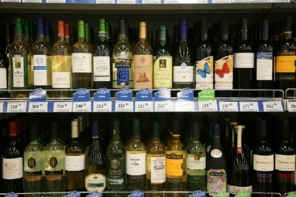 Вина цены в спб. Вино в магазине. Вино бутылки магазин. Вино в магазине фото.
